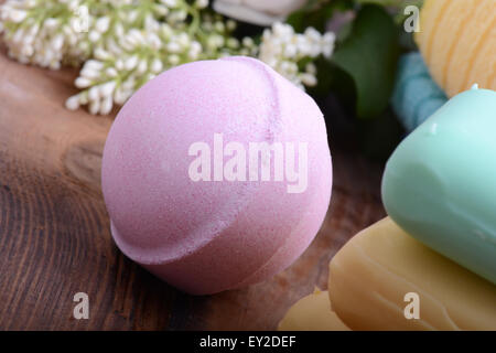 towels set, aroma therapy, soap and sea salt on wooden plate Banque D'Images