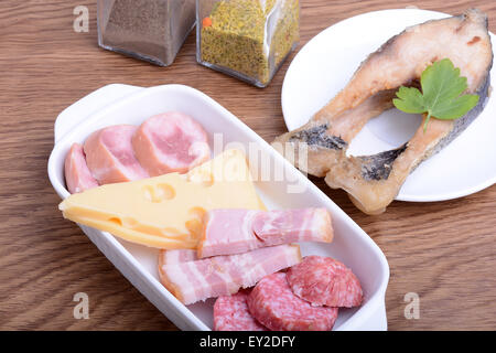 Aliments à haute teneur en protéines, le poisson, saucisses, fromage Banque D'Images