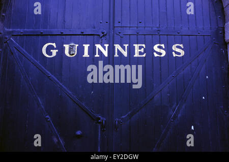 Un ensemble de portes de Dublin à l'extérieur de la Guinness Storehouse. Banque D'Images