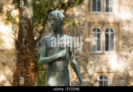 Statue de St Edmund Bury Saint Edmunds, Suffolk St, UK, par Dame Elisabeth Frink. Non aiguisé Banque D'Images