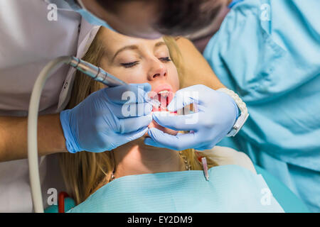 Fille à la réception chez le dentiste dents gâteries Banque D'Images