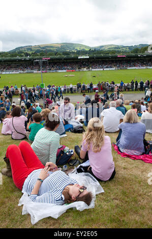 Llanelwedd, Powys, au Royaume-Uni. 20 juillet 2015. Après un démarrage humide le soleil apparaît le premier jour de l'exposition. Le Royal Welsh Show est salué comme le plus grand et plus prestigieux événement de son genre en Europe. Plus de 200 000 visiteurs sont attendus cette semaine au cours de la période de quatre jours - 2014 a vu 237 694 visiteurs, 1 033 tradestands & un enregistrement 7 959 exposants de l'élevage. Le tout premier spectacle a été à Aberystwyth en 1904 et a attiré 442 entrées de l'élevage. Credit : Graham M. Lawrence/Alamy Live News. Banque D'Images