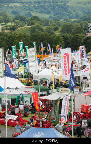 Llanelwedd,, Powys, UK. 20 juillet 2015. Les exposants se caser les showground le premier jour de l'exposition. Le Royal Welsh Show est salué comme le plus grand et plus prestigieux événement de son genre en Europe. Plus de 200 000 visiteurs sont attendus cette semaine au cours de la période de quatre jours - 2014 a vu 237 694 visiteurs, 1 033 tradestands & un enregistrement 7 959 exposants de l'élevage. Le tout premier spectacle a été à Aberystwyth en 1904 et a attiré 442 entrées de l'élevage. Credit : Graham M. Lawrence/Alamy Live News. Banque D'Images