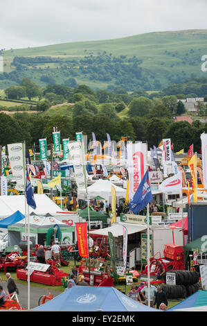 Llanelwedd,, Powys, UK. 20 juillet 2015. Les exposants se caser les showground le premier jour de l'exposition. Le Royal Welsh Show est salué comme le plus grand et plus prestigieux événement de son genre en Europe. Plus de 200 000 visiteurs sont attendus cette semaine au cours de la période de quatre jours - 2014 a vu 237 694 visiteurs, 1 033 tradestands & un enregistrement 7 959 exposants de l'élevage. Le tout premier spectacle a été à Aberystwyth en 1904 et a attiré 442 entrées de l'élevage. Credit : Graham M. Lawrence/Alamy Live News. Banque D'Images