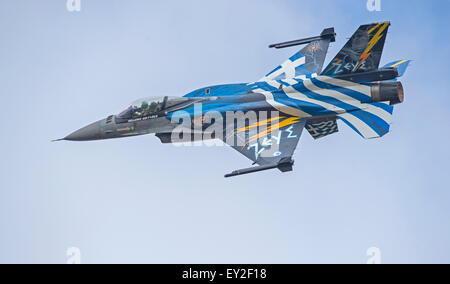 Le Gloucestershire, Royaume-Uni. 19 juillet, 2015. L'équipe de démo 'Zeus' F16 Fighting Falcon , Hellenic Air Force Crédit : Bob Sharples/Alamy Live News Banque D'Images