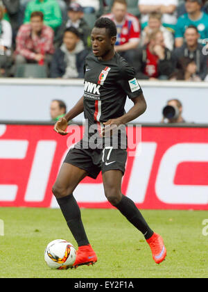 Moenchengladbach, Allemagne. 12 juillet, 2015. L'Augsbourg Abdul Rahman Baba en action au cours de la Telekom Cup match de foot entre FC Bayern Munich et le FC Augsburg à Moenchengladbach, Allemagne, 12 juillet 2015. Photo : Roland Weihrauch/dpa/Alamy Live News Banque D'Images