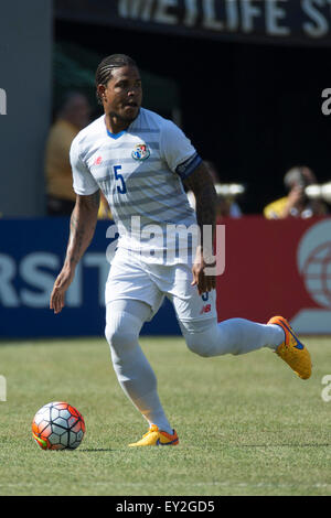 Le match par fusillade. 19 juillet, 2015. La défense de Panama Torres romain (5) en action au cours de la Gold Cup de la CONCACAF 2015 le match quart entre Trinité-et-Tobago et le Panama à MetLife Stadium à East Rutherford, New Jersey. Le Panama a gagné le match par fusillade. Christopher (Szagola/Cal Sport Media) © csm/Alamy Live News Banque D'Images