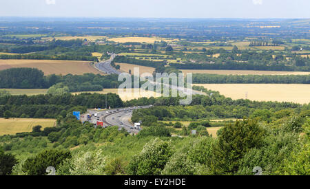 Autoroute M40 en passant par les collines de Chiltern dans le sud de l'Oxfordshire, Angleterre Banque D'Images