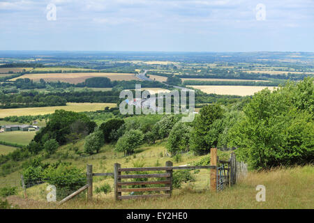 Autoroute M40 en passant par les collines de Chiltern dans l'Angleterre rurale Banque D'Images