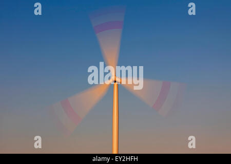 Les lames de rotor de turbine de vent contre le ciel bleu Banque D'Images