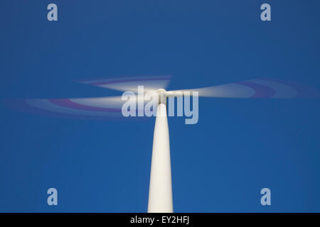 Worm's eye view sur lames de rotor de turbine de vent contre le ciel bleu Banque D'Images