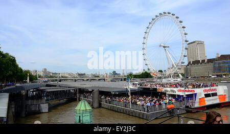 Une vue de l'Oeil de Londres sur la Tamise de Westminster Bridge Banque D'Images