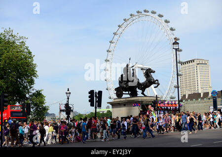 Vue d'une statue d'Bodicea sur son chariot en face du London Eye prises à partir de Westminster Bridge. Banque D'Images