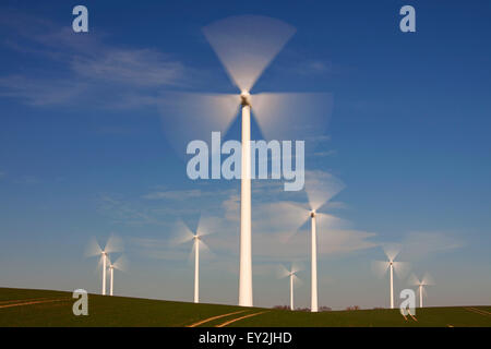 Les lames en rotation des éoliennes au parc contre le ciel bleu Banque D'Images