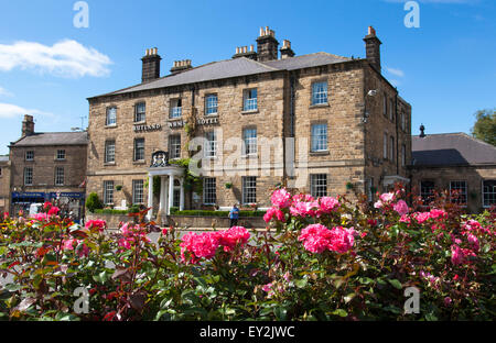 Rutland Square, Bakewell, Derbyshire, Royaume-Uni 20 Juillet 2015. Une journée de soleil et de douches de Bakewell. Le Landmark Hotel Potsdamer Inn photographié à partir de la baignoire Gardens dans le pittoresque marché de Peak District town Crédit : Mark Richardson/Alamy Live News Banque D'Images