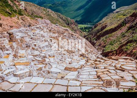 Salinas de maras près de Cuzco, un jour ensoleillé Banque D'Images