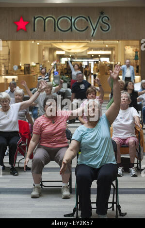 Ann Arbor, MI, USA. 09 juillet 2015. La kinésiologie de l'Université du Michigan l'exercice à faible impact group at Briarwood Mall. © Mark Bialek/ZUMA/Alamy Fil Live News Banque D'Images
