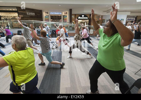 Ann Arbor, MI, USA. 09 juillet 2015. Gloria Freeman, droite, au cours des exercices de kinésiologie de l'Université du Michigan l'exercice à faible impact group at Briarwood Mall. © Mark Bialek/ZUMA/Alamy Fil Live News Banque D'Images