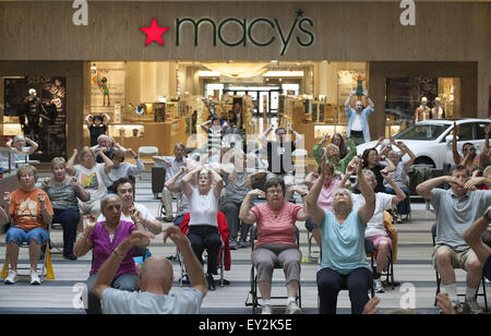 Ann Arbor, MI, USA. 09 juillet 2015. La kinésiologie de l'Université du Michigan l'exercice à faible impact group at Briarwood Mall. © Mark Bialek/ZUMA/Alamy Fil Live News Banque D'Images
