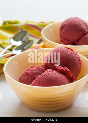 Sorbet framboise dans bols à dessert. Banque D'Images