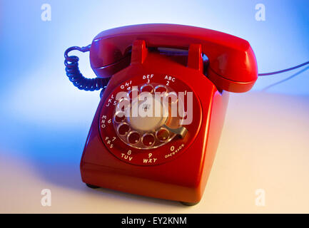 Vintage rouge, téléphone à cadran, avec rétroéclairage bleu. Banque D'Images