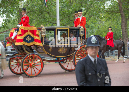 La reine Elizabeth II et le Prince Phillip dans le Chariot royal sur le Mall, en route pour la parade du drapeau. Banque D'Images