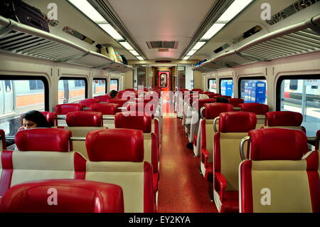 New Haven, CT : Banlieue Metro-North Railroad Passenger voiture sur la ligne de New Haven Banque D'Images