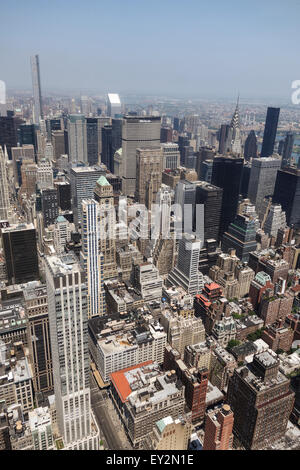 Vue aérienne de Manhattan de l'Empire State Building avec Chrysler Building et des reines en arrière-plan, New York City, USA Banque D'Images