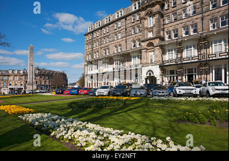 L'extérieur de l'hôtel Yorkshire et mémorial de guerre de Prospect Park au printemps Harrogate centre-ville North Yorkshire Angleterre Royaume-Uni GB Grande-Bretagne Banque D'Images