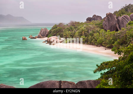 Une exposition longue, high angle view de la célèbre Anse Source d'argent à la Digue, Seychelles Banque D'Images