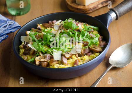 Risotto à la pancetta et aux champignons Banque D'Images