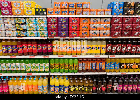 Des boissons gazeuses sucrées sur une étagère de supermarché. Les experts de la santé affirment que nous devrions réduire notre consommation de sucre. Banque D'Images