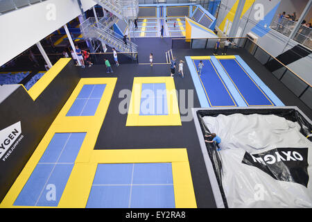 Le premier parc de trampolines Freejumping oxygène ouvre à Acton, l'ouest de Londres, avec une variété d'activités, les trampolines Banque D'Images