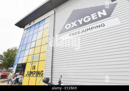 Le premier parc de trampolines Freejumping oxygène ouvre à Acton, l'ouest de Londres, avec une variété d'activités, les trampolines Banque D'Images