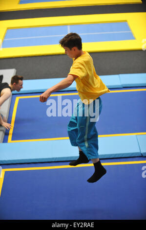 Le premier parc de trampolines Freejumping oxygène ouvre à Acton, l'ouest de Londres, avec une variété d'activités, les trampolines Banque D'Images