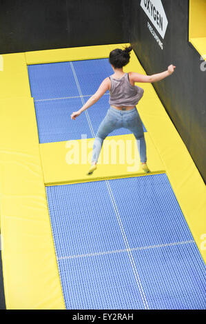 Le premier parc de trampolines Freejumping oxygène ouvre à Acton, l'ouest de Londres, avec une variété d'activités, les trampolines Banque D'Images