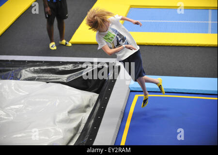 Le premier parc de trampolines Freejumping oxygène ouvre à Acton, l'ouest de Londres, avec une variété d'activités, les trampolines Banque D'Images