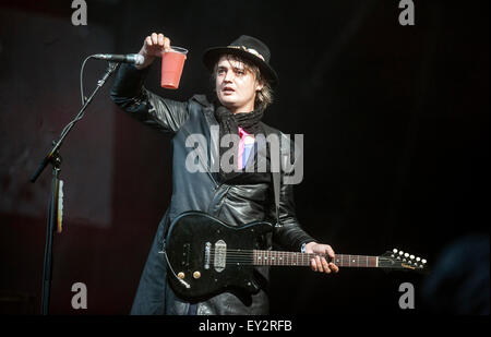 Pete Doherty de The Libertines se produit à la scène principale le jour deux du T In The Park Festival Banque D'Images