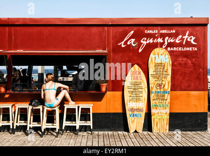 Un touriste à un café-bar de plage de Barcelone, la plage de Barceloneta, Barcelone Espagne Europe (voir aussi numéro de l'image EY1748 ) Banque D'Images