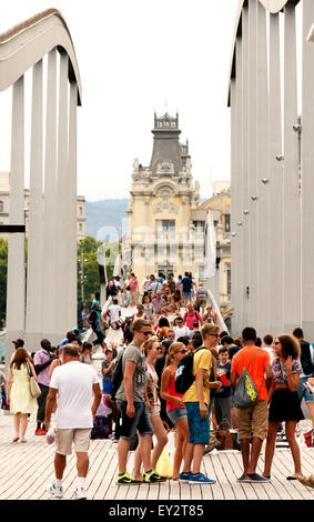 Les personnes qui franchissent le pont sur la Rambla de Mar, passerelle Port Vell, Barcelone Espagne Europe Banque D'Images
