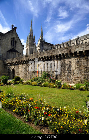 France, Bretagne (Bretagne), Finistère, Quimper, remparts et cathédrale Banque D'Images