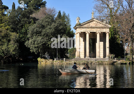 Italie, Rome, Villa Borghèse, lac, temple d'Aesculapius Banque D'Images