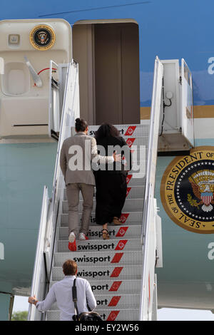 New York, New York, USA. 18 juillet, 2015. Le président Barak Obama boards airforce 1 après avoir passé la nuit dans la ville de New York avec ses deux filles et de certains amis il y a. Le président Obama s'est rendu à quelques collecteurs de DNC et de voir une pièce de Broadway Hamilton ''''. Le président Barak Obama's sister Maya Soetoro- Ng et frère- en- droit Konrad Ng retourner avec lui à Washington, DC © Bruce Cotler/Globe Photos/ZUMA/Alamy Fil Live News Banque D'Images