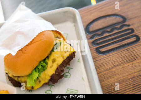 Un Shake Shack restaurants à ambiance décontractée au centre-ville de Washington, D.C., le 12 juillet 2015. Banque D'Images