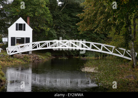 1780 Selectmen's Building avec passerelle au-dessus de l'étang, Somesville, Maine, États-Unis d'Amérique Banque D'Images