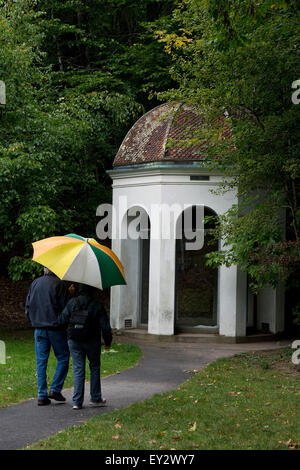 Un couple se rend à l'Springhouse au Sieur de Monts Printemps, l'Acadia National Park, Maine, États-Unis d'Amérique Banque D'Images