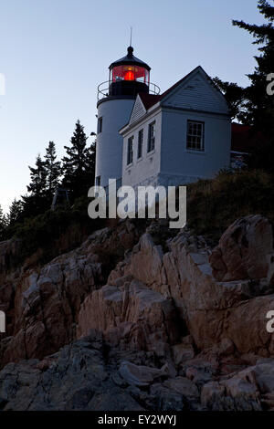 Bass Harbor Head Lighthouse au coucher du soleil, l'Acadia National Park, Maine, États-Unis d'Amérique Banque D'Images