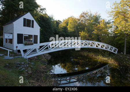 1780 Selectmen's Building avec passerelle au-dessus de l'étang, Somesville, Maine, États-Unis d'Amérique Banque D'Images