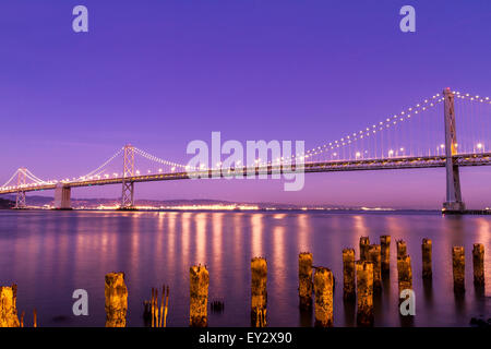 Le Bay Bridge d'Oakland qui relie San Francisco à Oakland la nuit depuis l'Embarcadero, San Francisco, Californie Banque D'Images