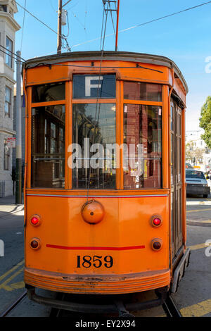 Ligne F Orange Patrimoine San Francisco Street voiture garée près du terminus de Castro , San Francisco . En Californie , USA Banque D'Images